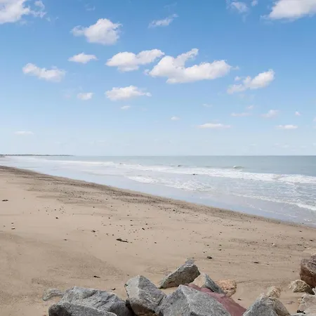 Semesterbostad 2 Bedroom Gorgeous Home In Gouville-Sur-Mer *